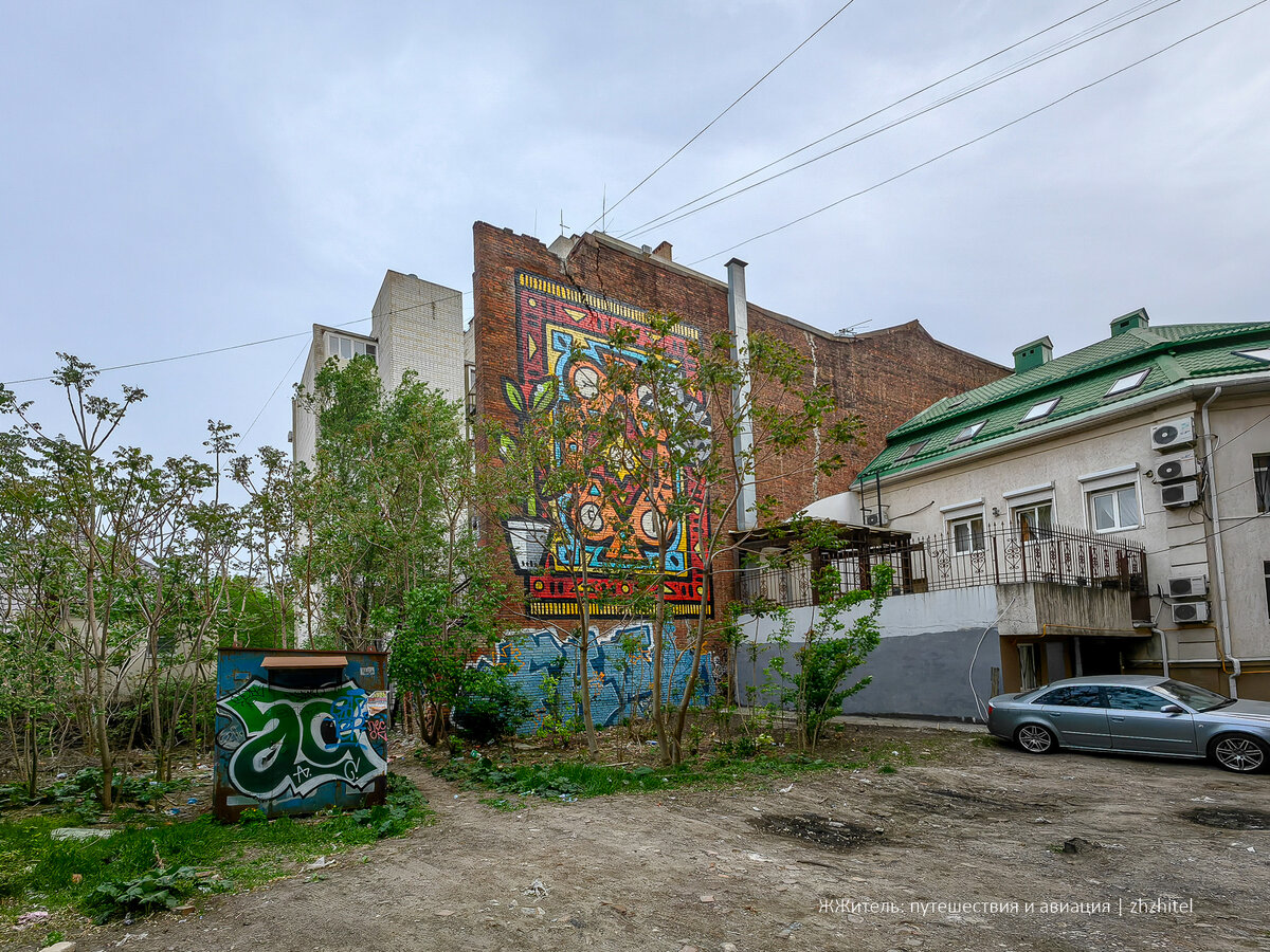 Интересные находки можно обнаружить, отклонившись от парадных маршрутов. Так, в одном из дворов Ростова-на-Дону на стене кирпичного дома изображен огромный ковер.