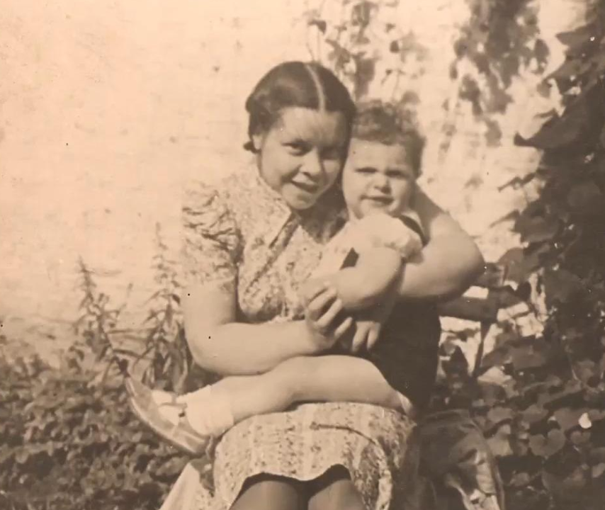Марина Александровна с сыном Вадимом, 1941 год