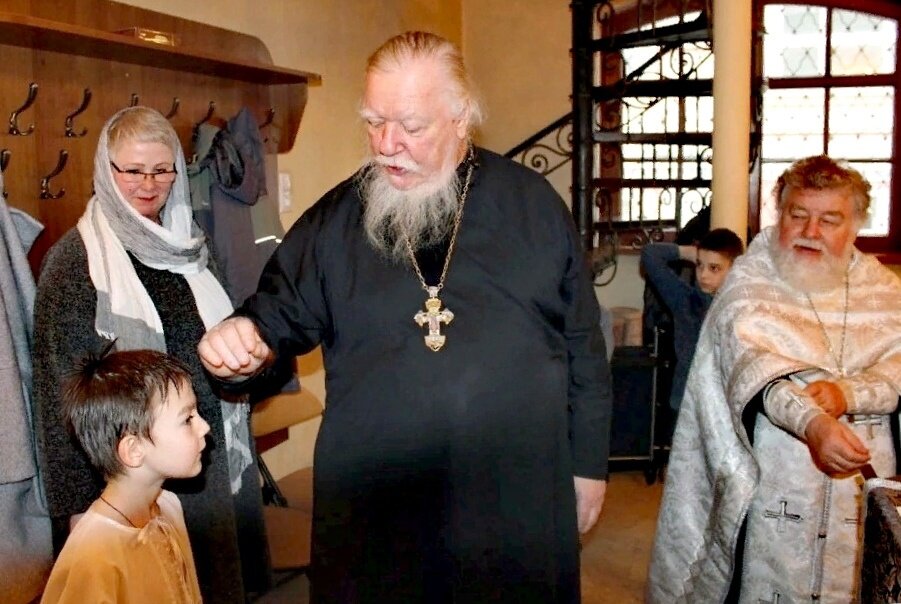 Протоиерей Димитрий Смирнов никогда не был равнодушен к детям-сиротам. Он создал в Москве несколько детских домов. 