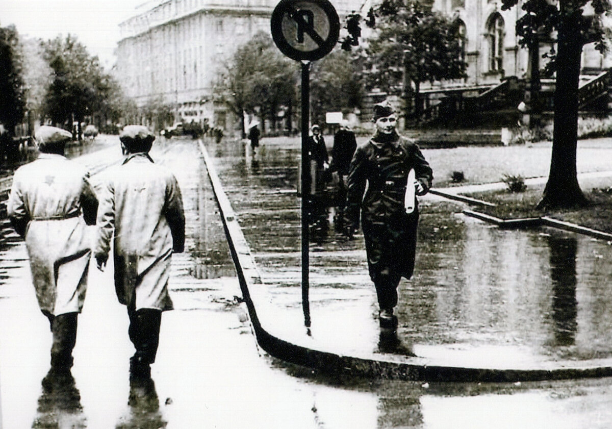 Рига, осень 1941 года, ул. Кришьяна Валдемара. Евреи с нашитыми на спины жёлтыми звездами. Ходить по тротуарам они больше не имели права...