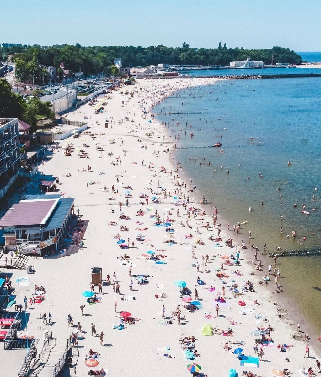 Пионерский курорт находится в Калининградской области. Возможно мало кто слышал о таком месте и зря. Пионерский курорт очень спокойное место для отдыха, но пляжи там выглядят полузаброшенными.