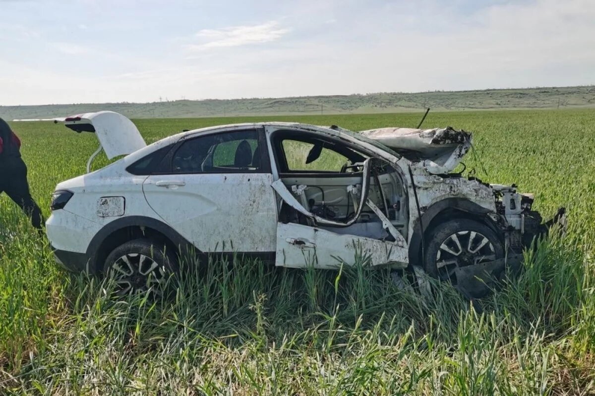    Водитель из Дагестана опрокинул машину в поле на Ставрополье, умер пассажир