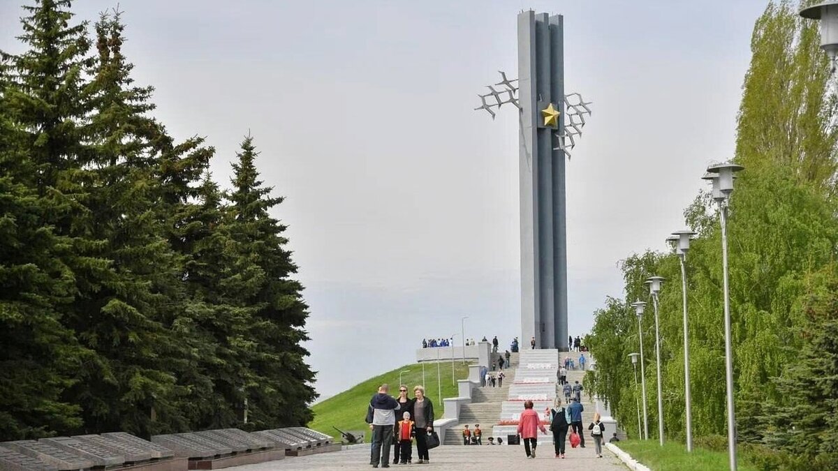 В Парке Победы растянули 90-метровый российский флаг Новости Саратова и Саратовс