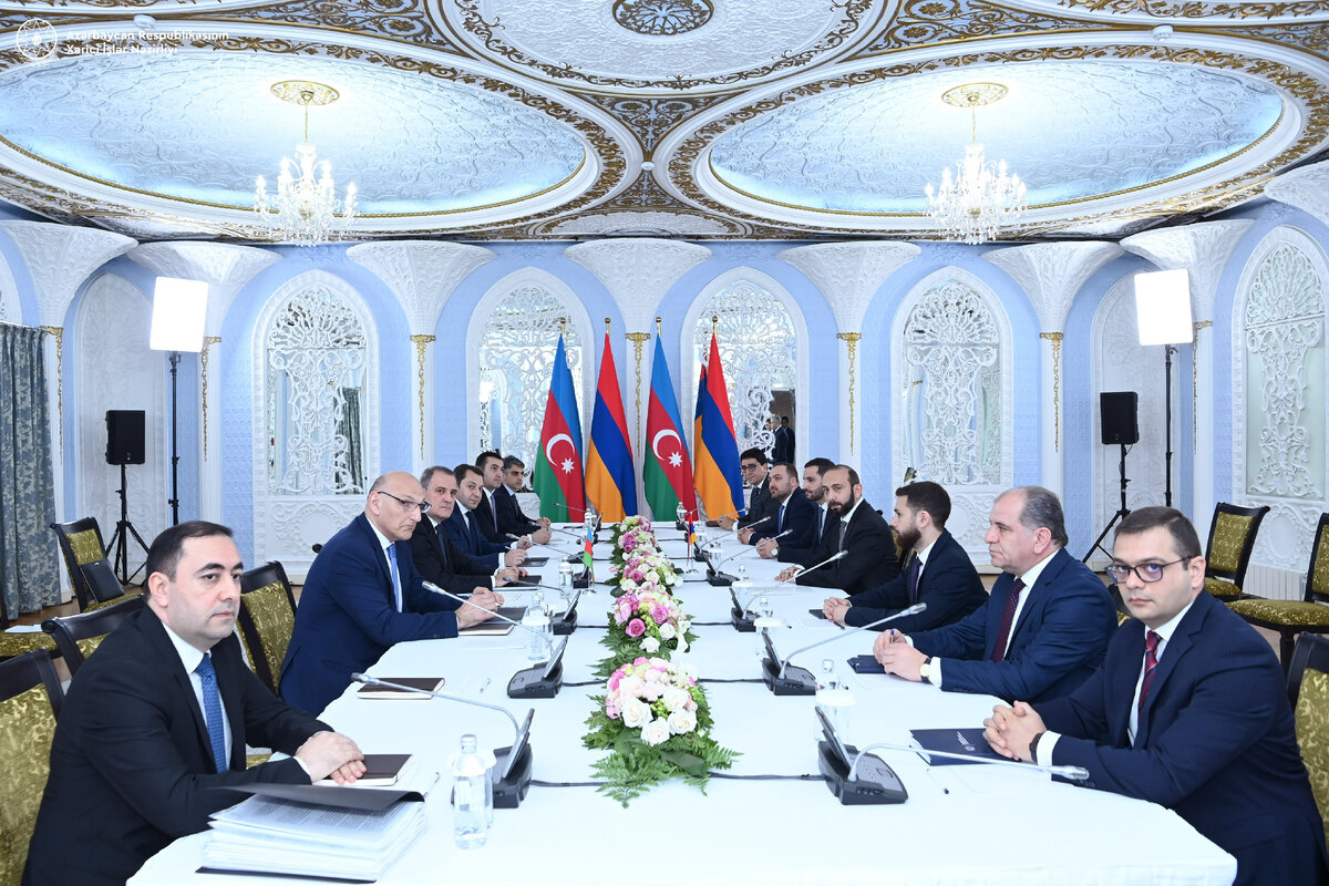 10-11 мая в Алматы состоялись переговоры министров иностранных дел Азербайджана и Армении Джейхуна Байрамова и Арарата Мирзояна.