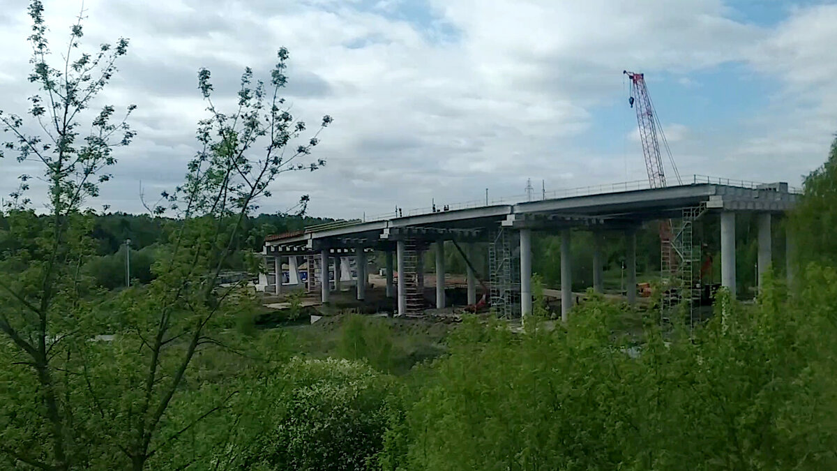 Строительство автодороги ЮЛА в пойме р. Пехорка в начале мая 2024 года, кадр из видео автора