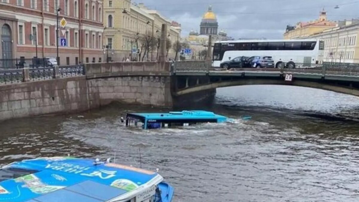 Новые видео проливают свет на падение автобуса в Мойку: что известно о  трагедии | НОВЫЕ ИЗВЕСТИЯ | Дзен