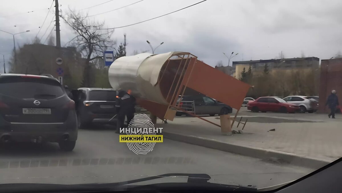 Ураганный ветер снес остановку в Нижнем Тагиле | Новости Тагила  TagilCity.ru | Дзен