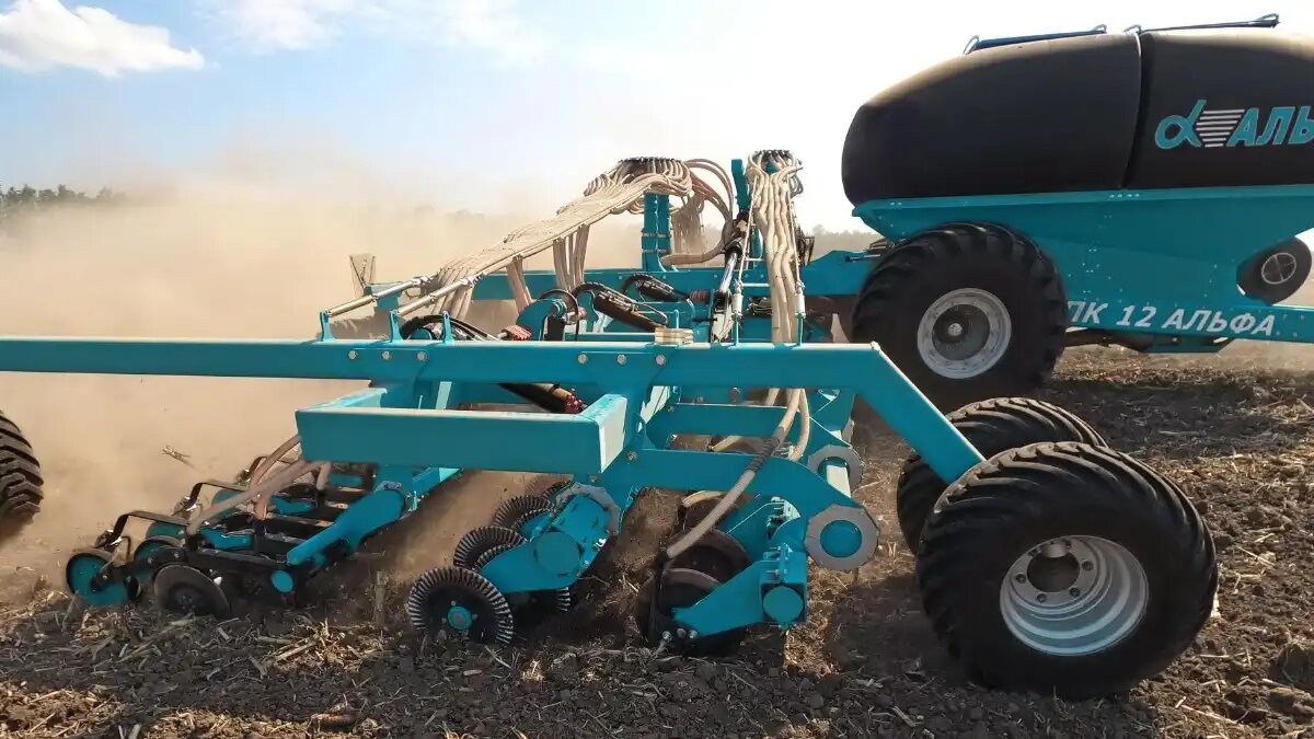 Фото: promagro.com / ПРОМАГРО Первый серийный посевной комплекс ПК-12000 «Альфа» от ПРОМАГРО вышел на российские поля