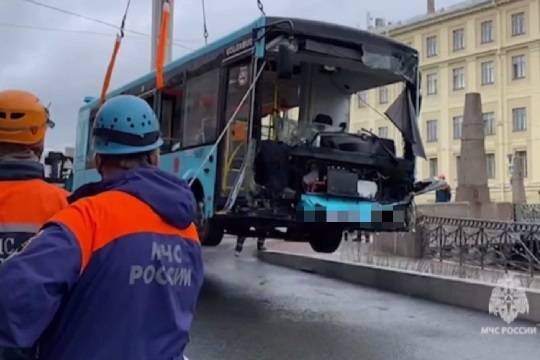    Водитель упавшего в реку в Санкт-Петербурге автобуса назвал свою версию смертельного ДТП