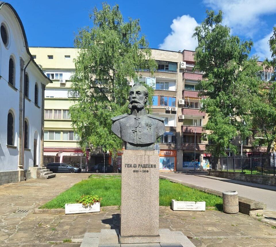 Памятник генералу на центральной габровской улице его имени.