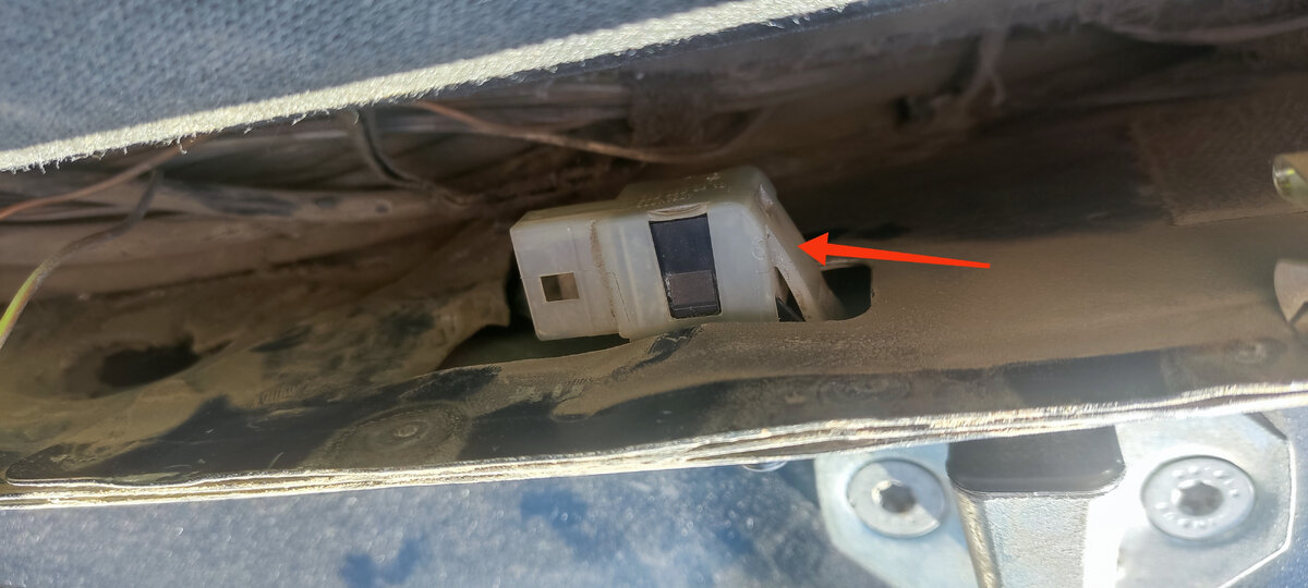 Вот и открылся доступ к концевику для того что бы его снять нужно надавить на защёлку помеченную стрелкой и выдавить его на улицу. 