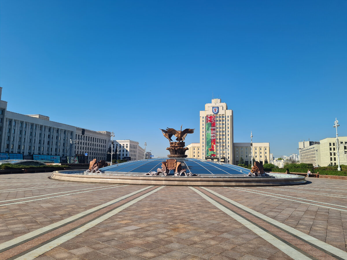 фонтан Столица в центре площади==>