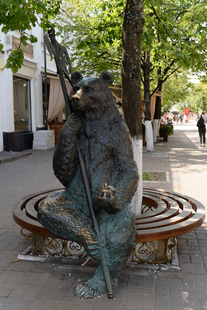 Магазин находится возле статуи этого медведя