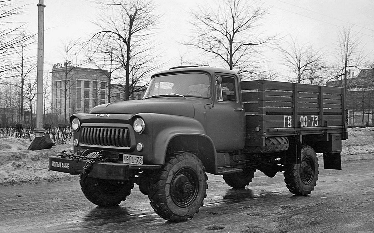 Второй «66‑й» — макетный образец ГАЗ-66А с обычными тормозами, новой универсальной платформой, кабиной и оперением от первскпективного народно-хозяйственного грузовика, 1957 г.