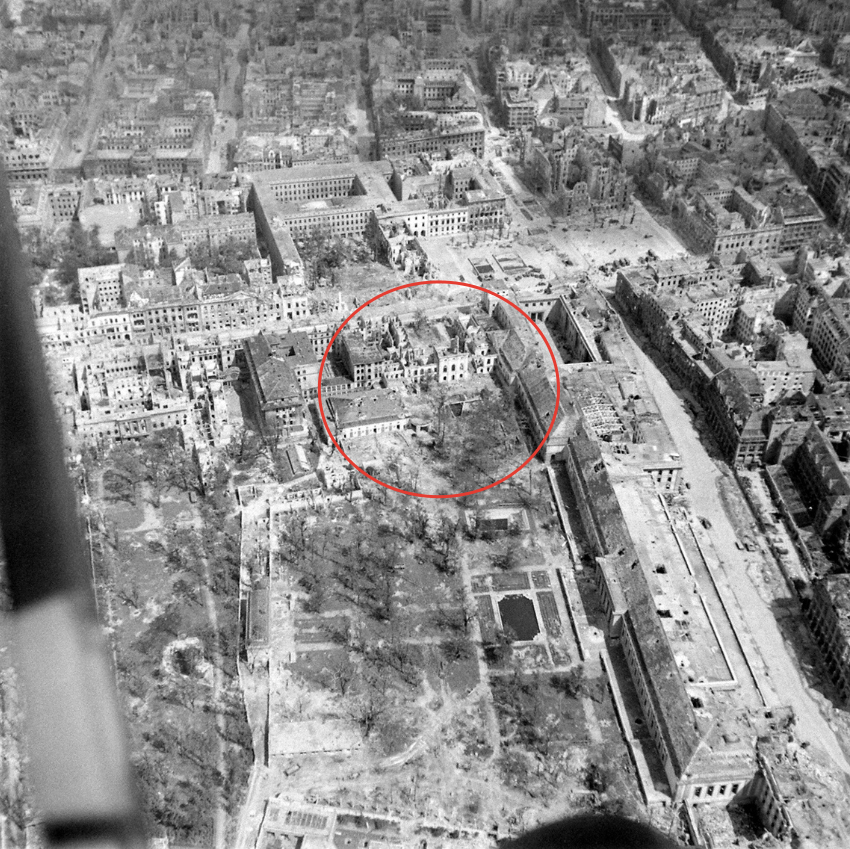Разглядеть бункер Гитлера невозможно даже в июле 1945, когда Берлин уже был расчищен