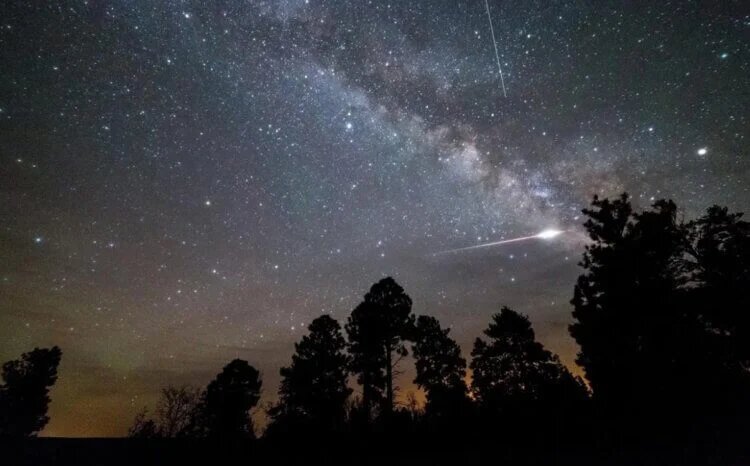 фото: https://hi-news.ru/eto-interesno/spisok-zvezdopadov-kotorye-my-uvidim-v-2024-godu-zapisyvajte-daty.html