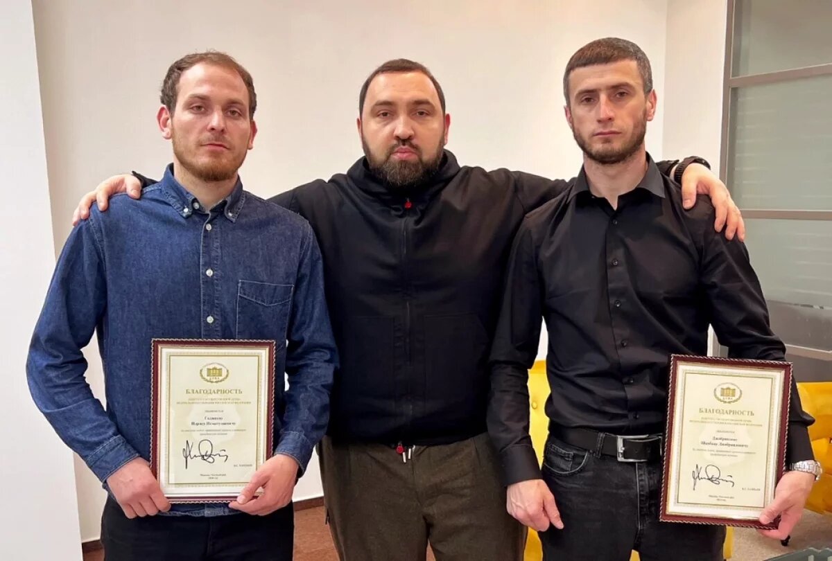    Депутат Хамзаев наградил дагестанцев, спасших людей из автобуса в Мойке