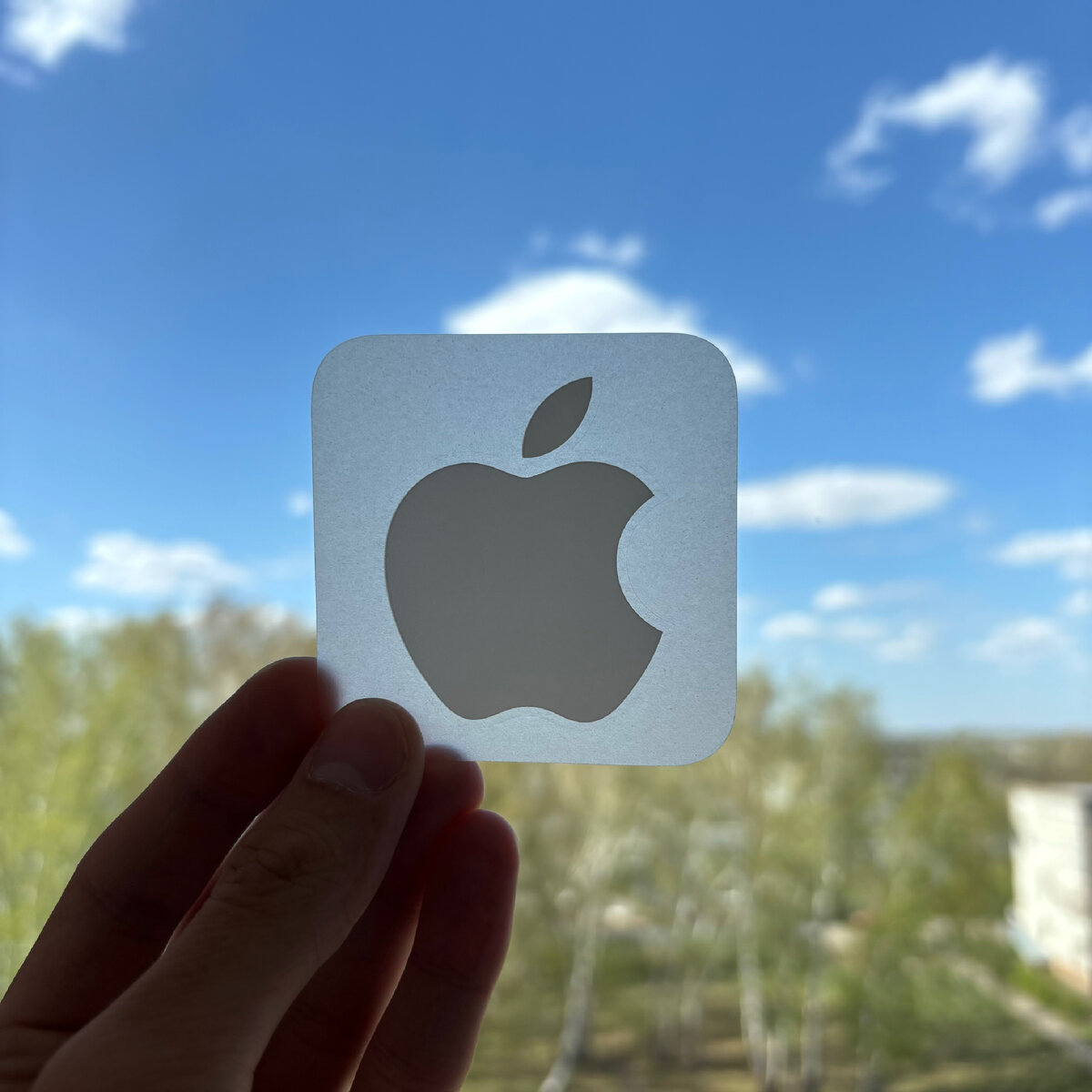 Фирменная наклейка “Apple”