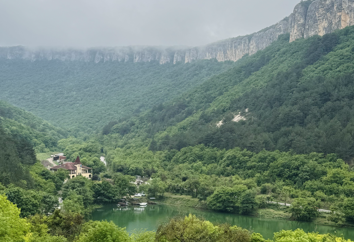 Вид на Мангупское озеро с глэмпинга «Созвездие Созвездие Мангуп»