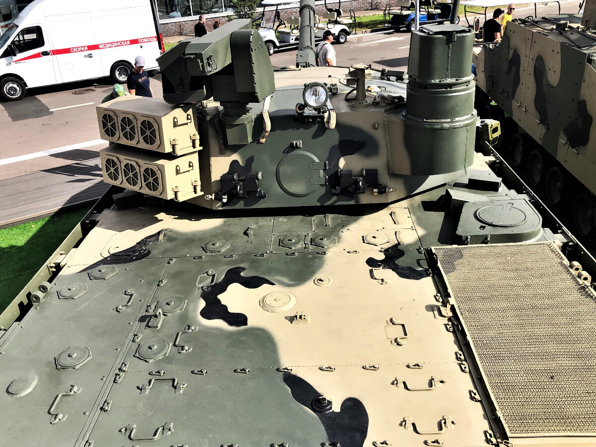 В кормовой стенке башни -круглый лючок механизма удаления поддонов сгоревших гильз. Справа- корпус панорамного прицела командира , левее на крыше башни - стойка метеодатчика ( сам датчик снят); далее- тактическая фара с габаритным сигналом, дистанционная пулеметная установка и блоки кондиционера.