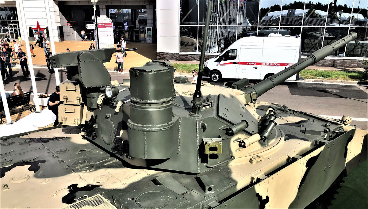 Цифровая антенна в рабочем и походном положении.