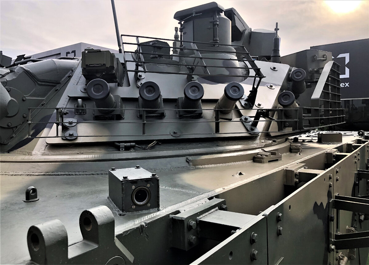 На корпусе- видеокамера системы кругового обзора.