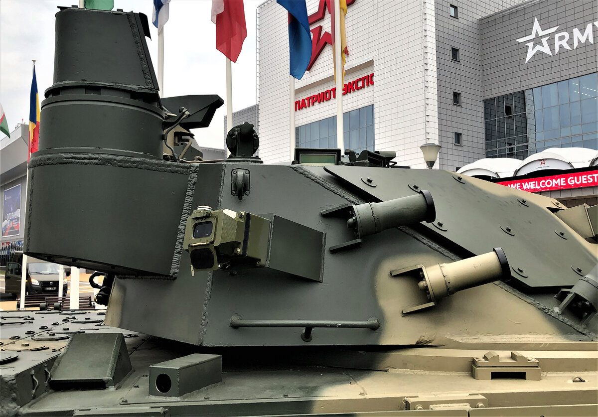 Установка датчика ИЛИ на правом борту башни. Ниже на корпусе- макет (?) видеокамеры.