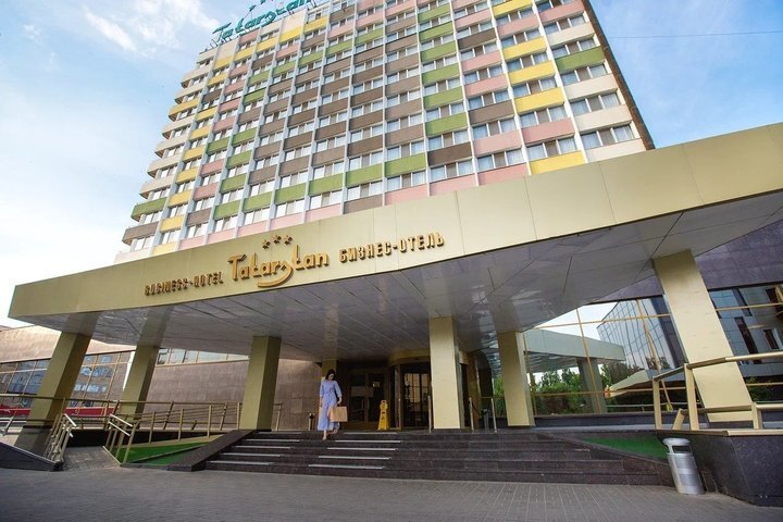 Собственник бизнес-отеля «Татарстан», где работает крупнейший в городе и всем Закамье ресторан «Круглый стол», переписал фирму на своего сына Вячеслава. скриншот realnoevremya.ru/yandex.ru/maps