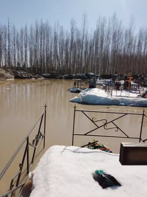    Жители Лангепаса не могут пройти к могилам близких на городском кладбище