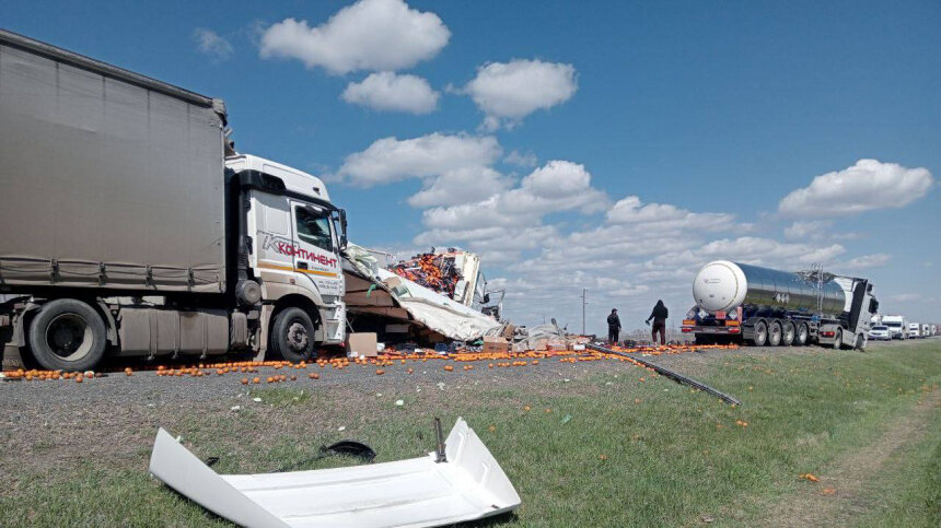 В районе аварии ограничено движение для транспорта. Фото: Telegram / ГИБДД Тюменской области/ gibdd72; 5-tv.