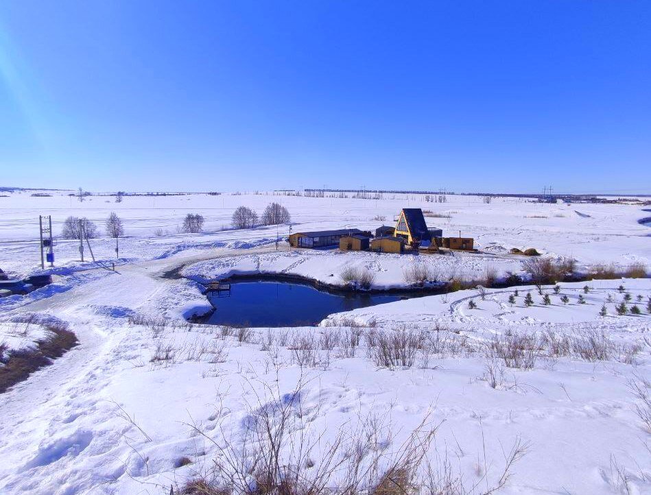 Голубое озеро в Кармаскалинском районе. Фото сделано в марте 2024 года в солнечную погоду, поэтому цвет воды такой яркий.