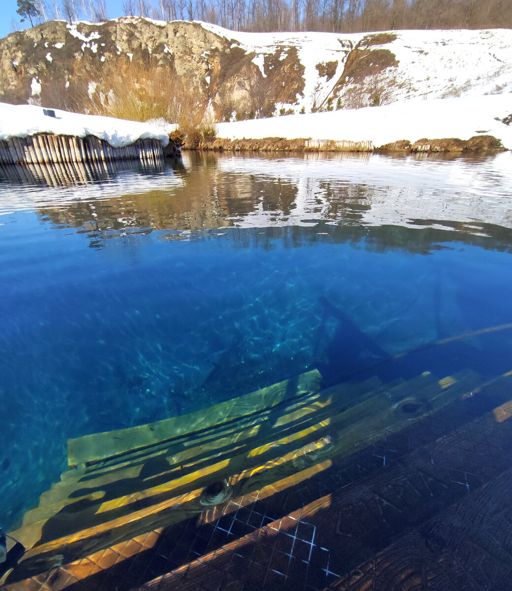 Воды Голубого озера в солнечную погоду ярко-бирюзового цвета.