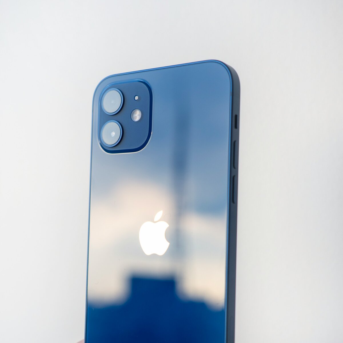 В iPhone 12, выпущенного в 2020 году, стекло со всех сторон, кроме рамы из нержавейки. Изображение: unsplash.com