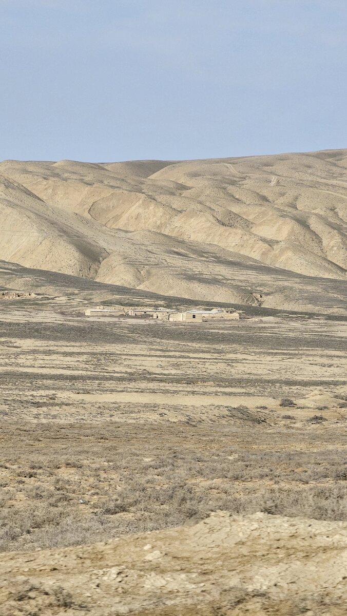 Дорога и виды за пределами центра Баку. 