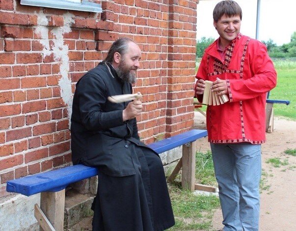 Денис Мурметчин и настоятель одного из местных храмов 