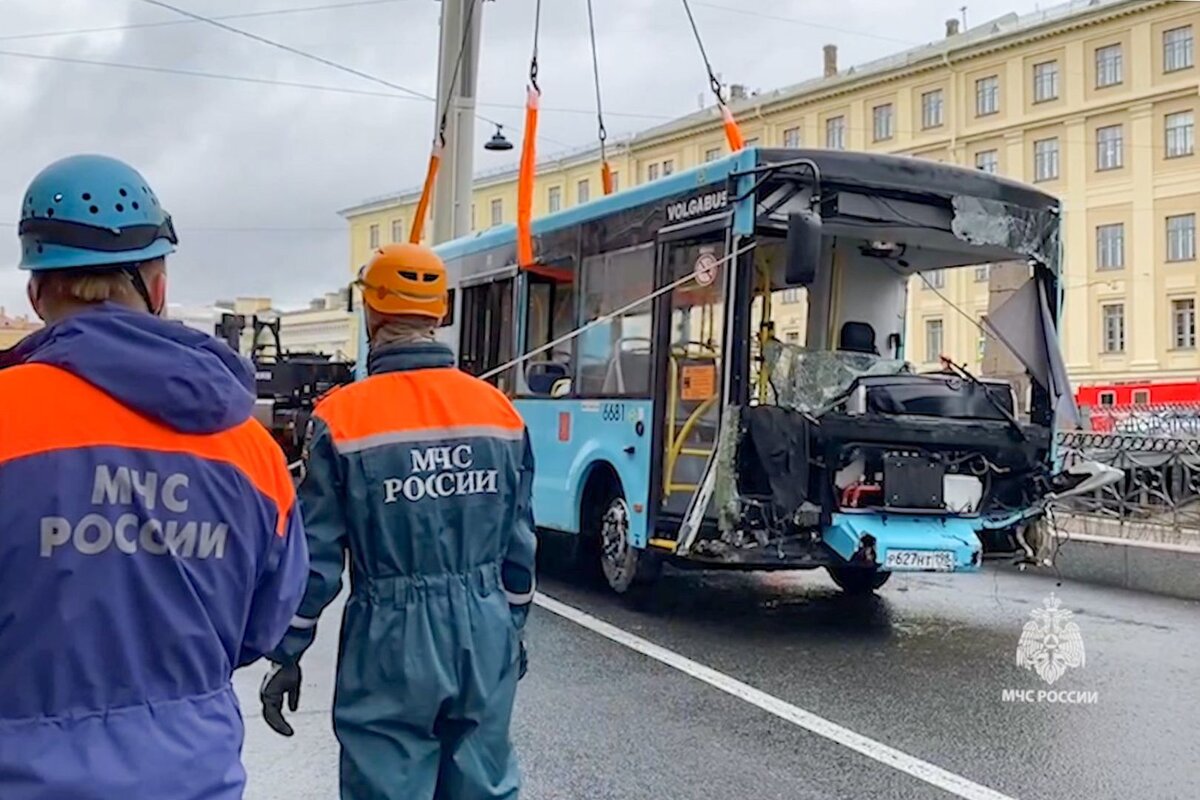 78.ru»: водитель утонувшего в Петербурге автобуса помогал нелегальным  мигрантам | ИА Регнум | Дзен