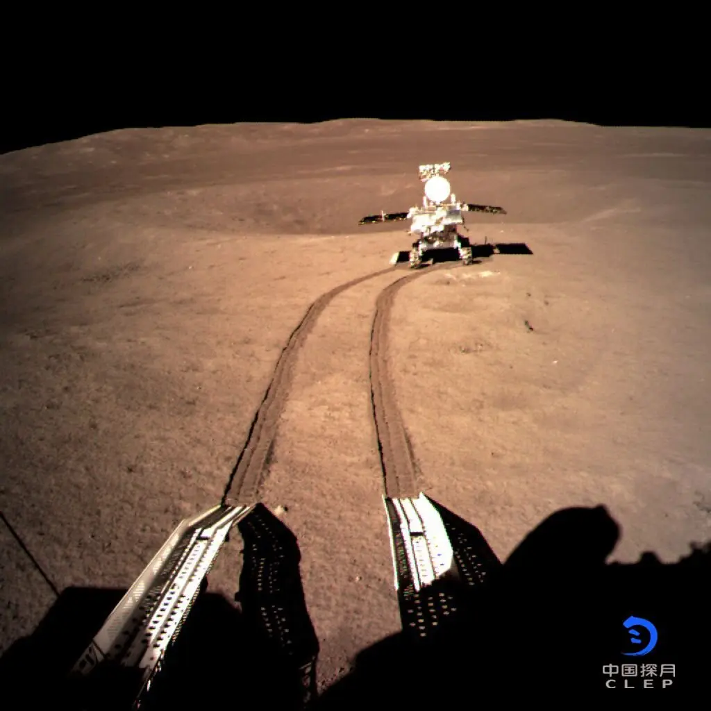 Лунный вездеход "Юйту-2" на обратной стороне Луны. Миссия Чонгу-4.