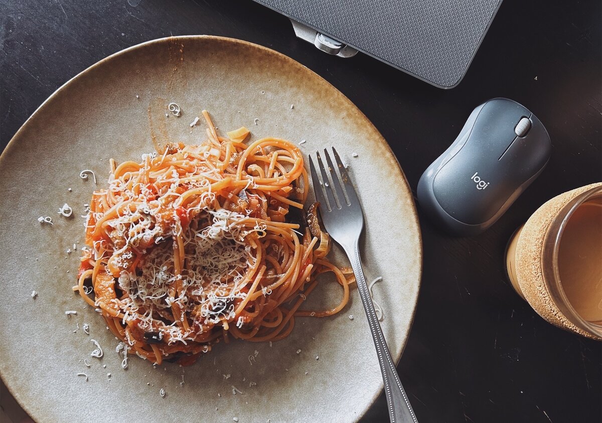 Спагетти из чечевицы с баклажанами 