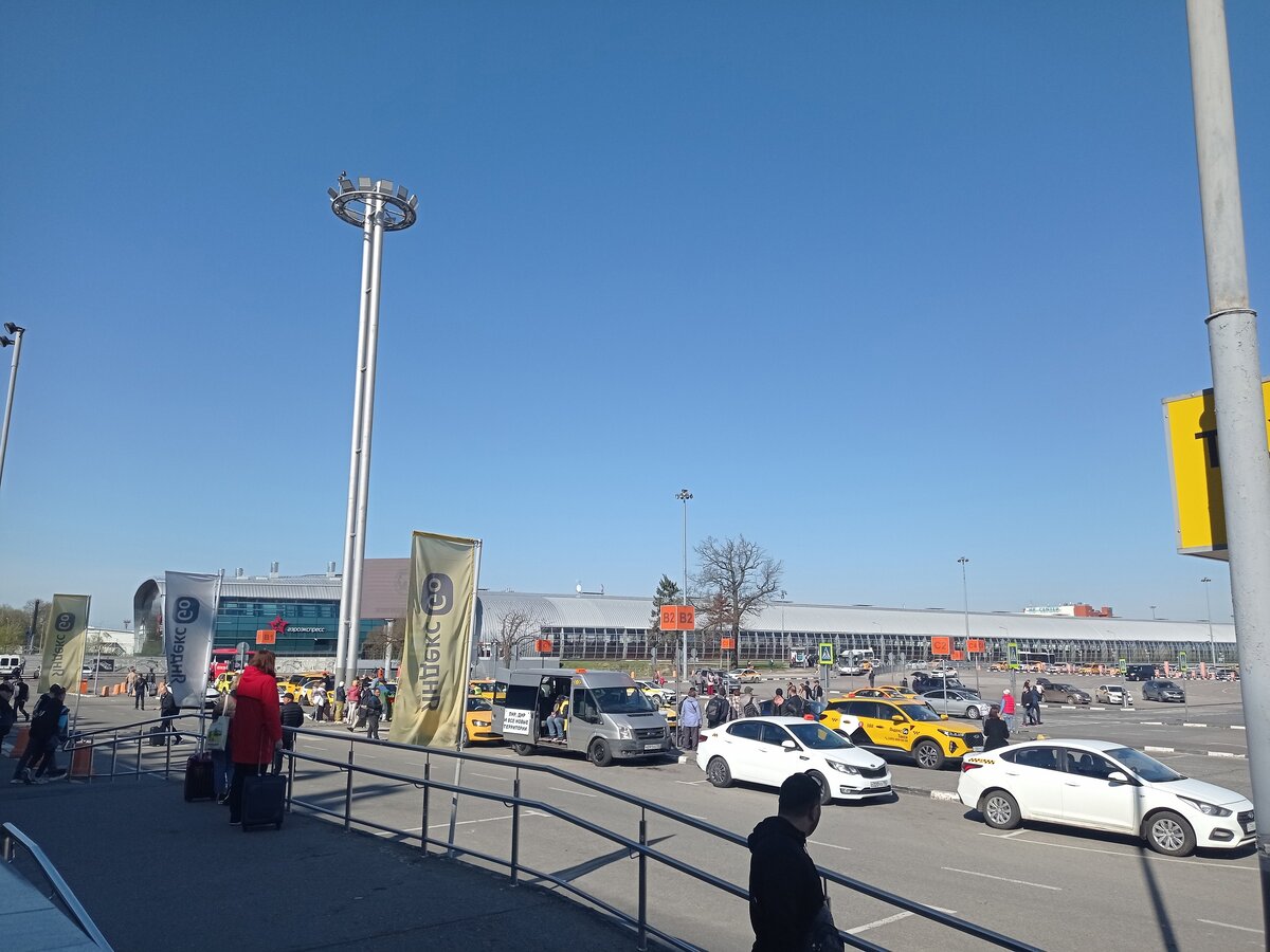 1. Площадь перед аэровокзалом.