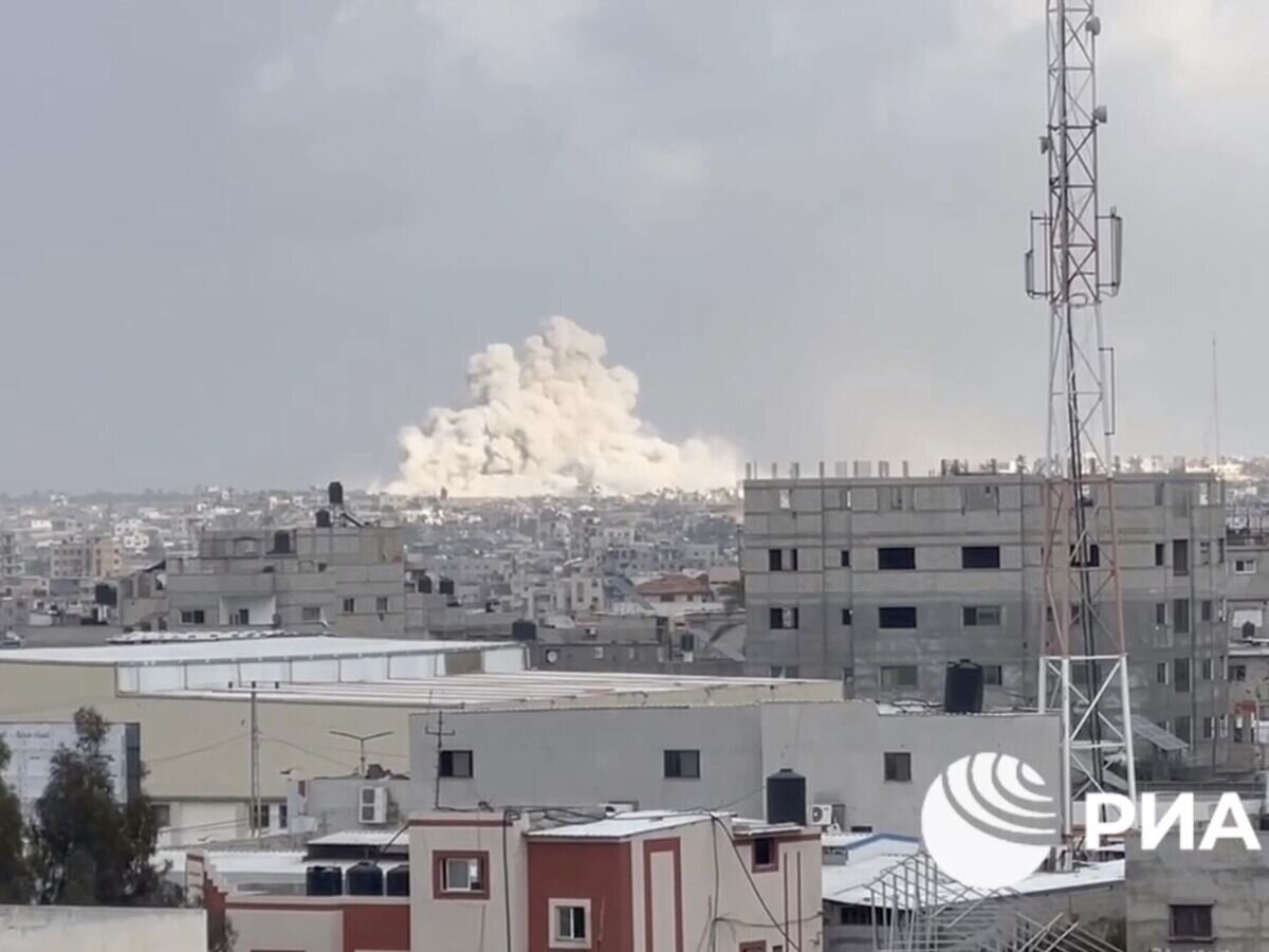    Дым на месте взрыва на востоке города Хан-Юнис в Газе. Кадр видео© РИА Новости