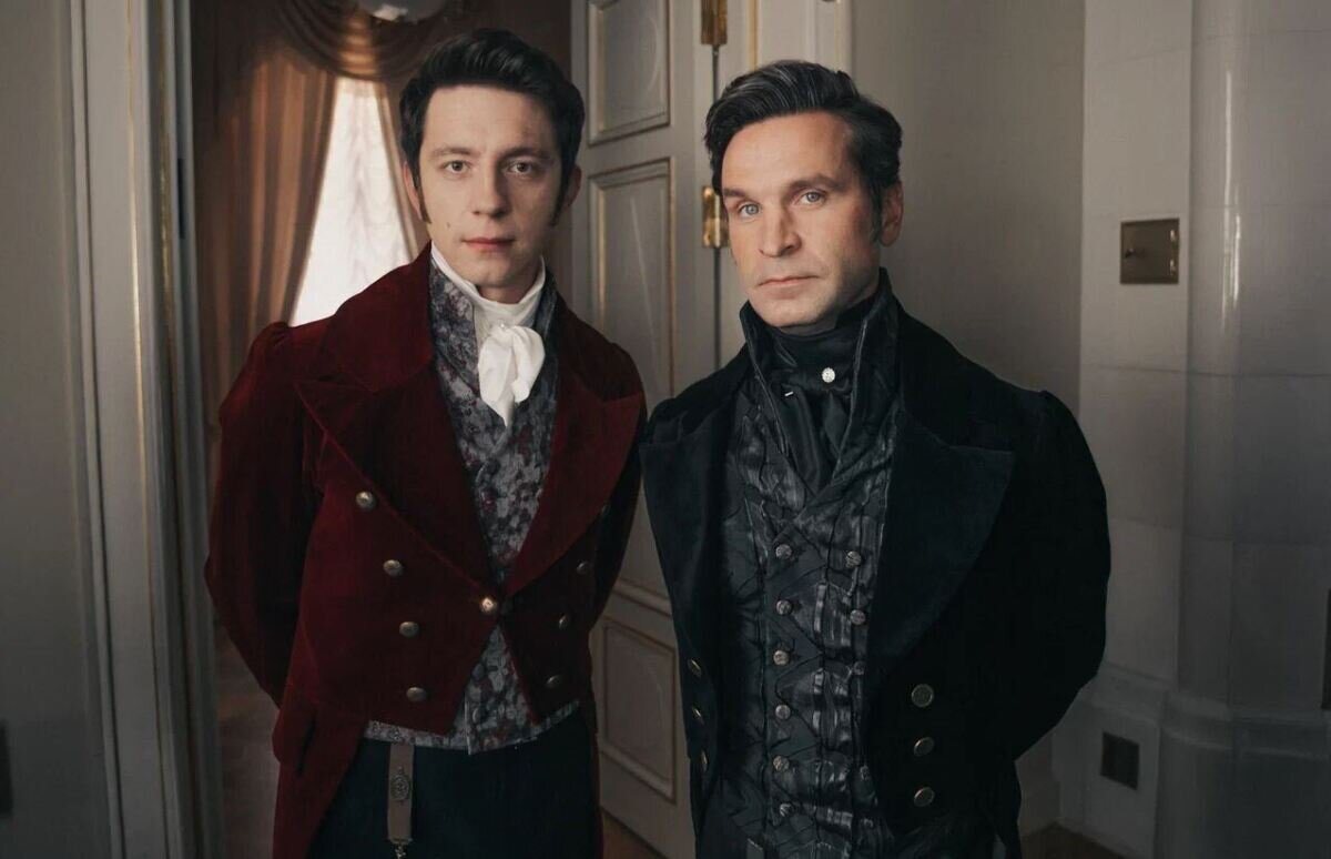 Слева Ленский (Денис Прытков), справа Онегин (Виктор Добронравов)