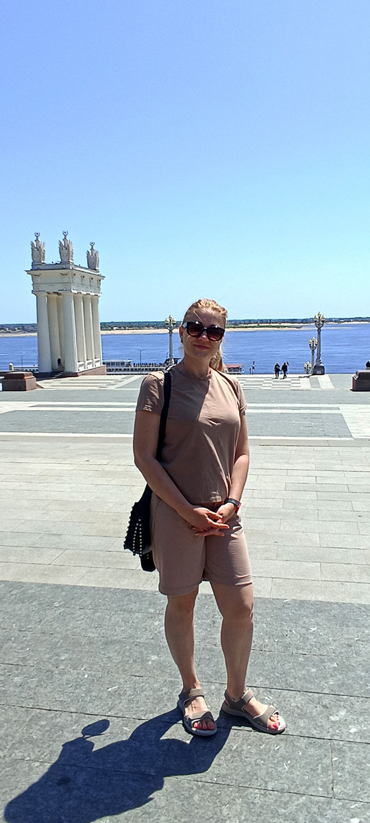 Набережная г. Волгоград. В будний летний  полдень было очень мало людей