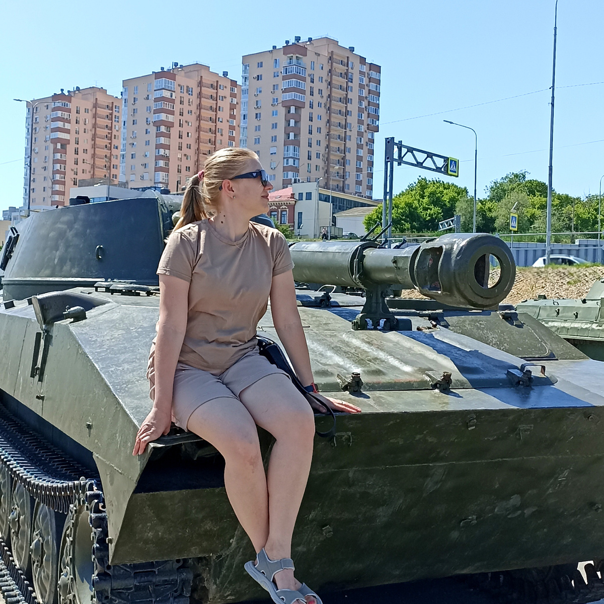 Музей боевой техники прям на Набережной г. Волгограда