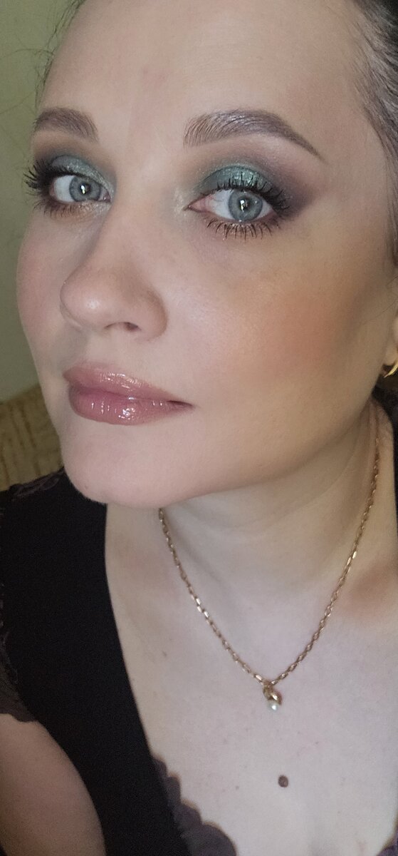 На ресницах тушь Clarins Wonder volume mascara XXL