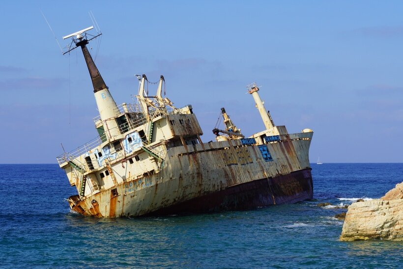 Последствия волнений и штормов не всегда позитивны для участников процесса. Кипр. © Циник.