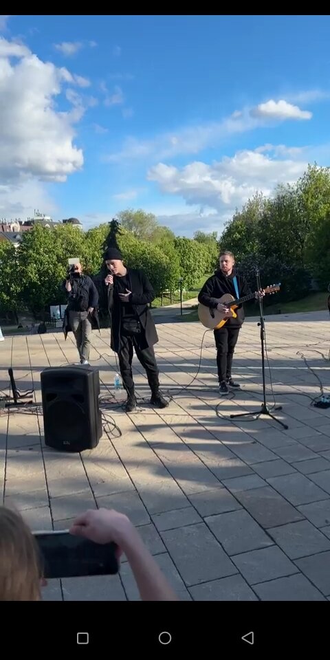 SHAMAN попробовал себя в роли уличного музыканта