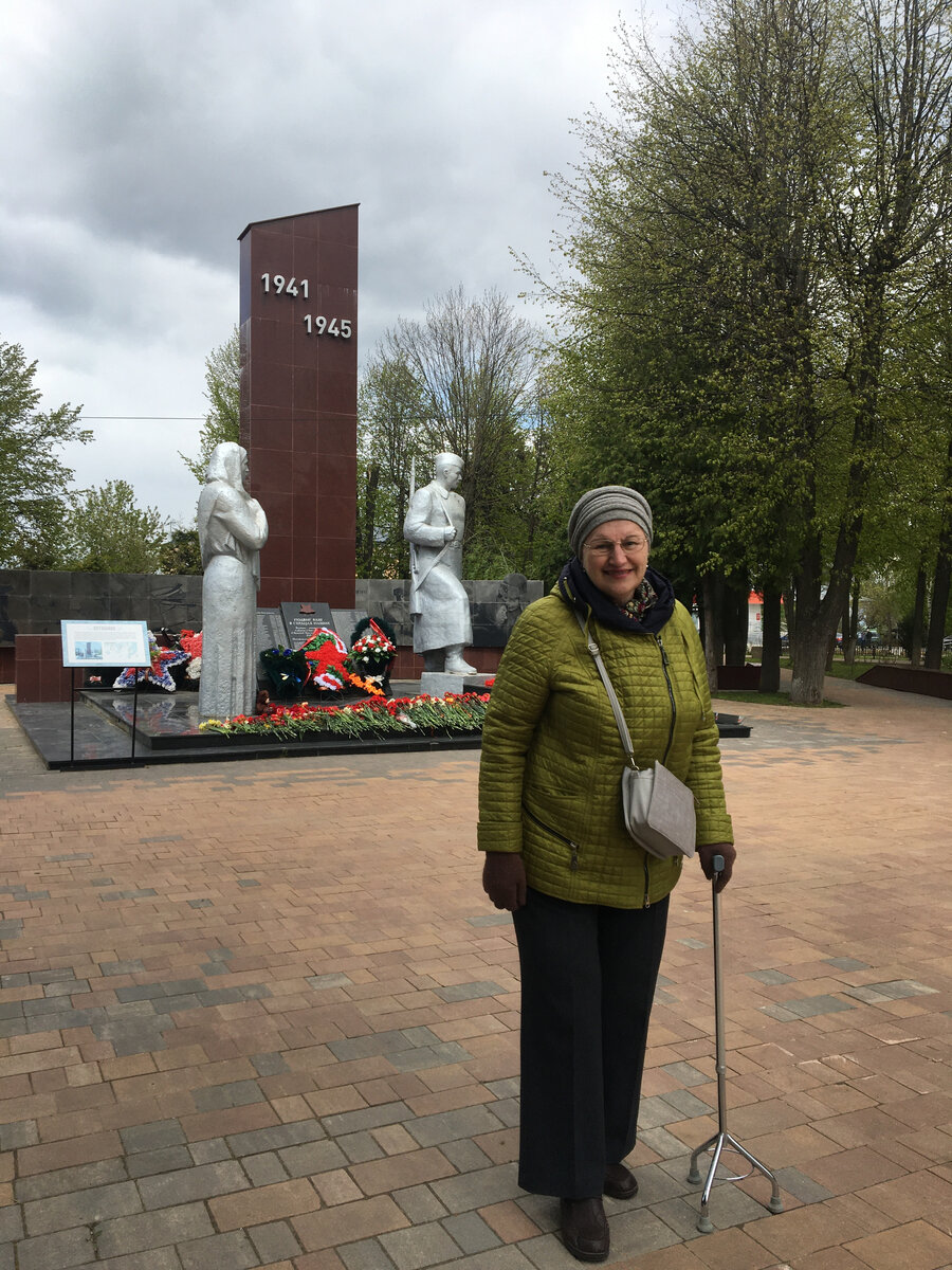 Это я около мемориала