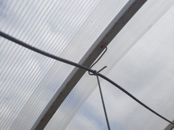 Пластиковый хомут не позволяет шнуру соскользнуть с крючка