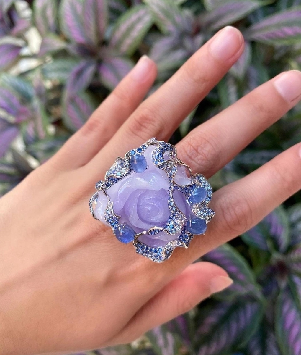Кольцо с резным лавандовым нефритом и сапфирами от Венди Ву.