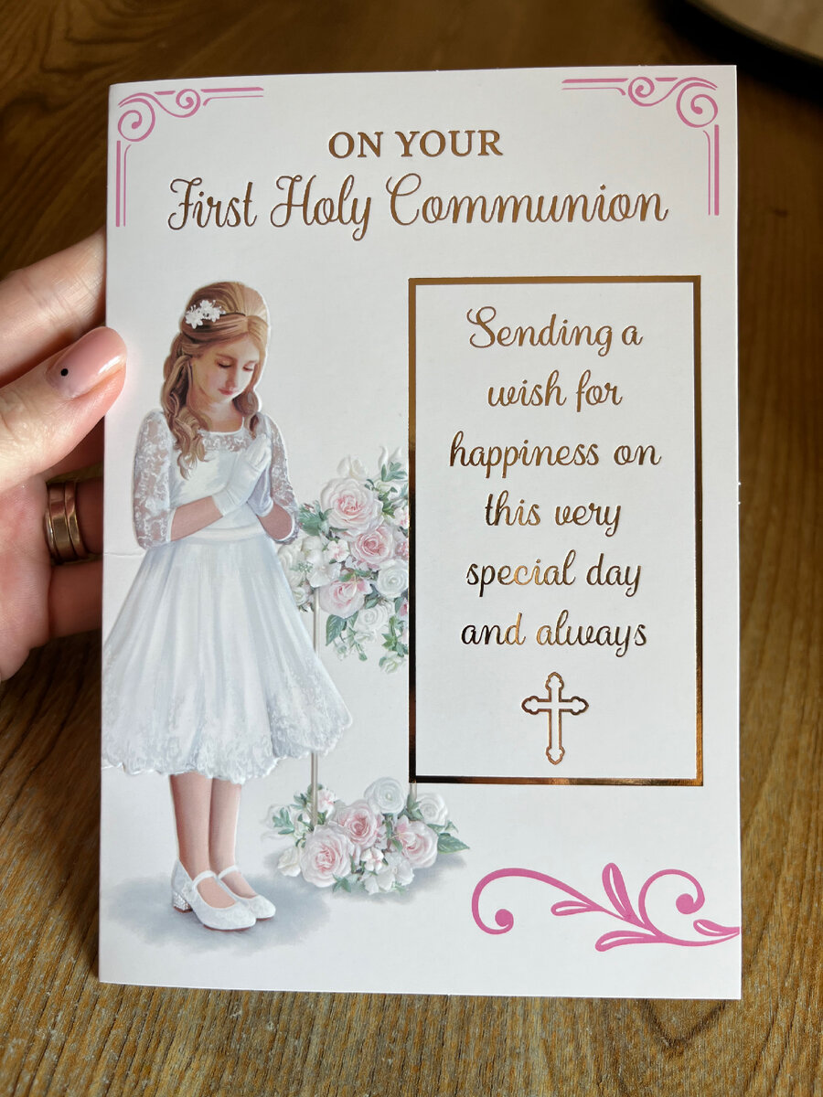 Вот такие открытки получают ребята от каждой знакомой семьи в качестве подарка в день Первого Причастия. Внутрь открытки кладут деньги, открытку подписывают и запечатывают в конверт. Разновидностей открыток очень много. Надпись на открытке: "Ко Дню твоего Первого Причастия. Желаем тебе счастья в этот особенный день и всегда"